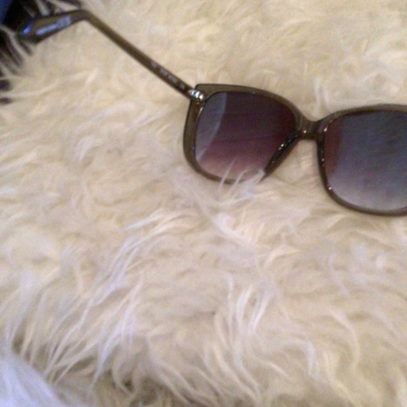 NEW! Rare Quay ever after Olive sunglasses
